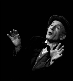 En arrière Toute spectacle pour enfant de Nino Montalto